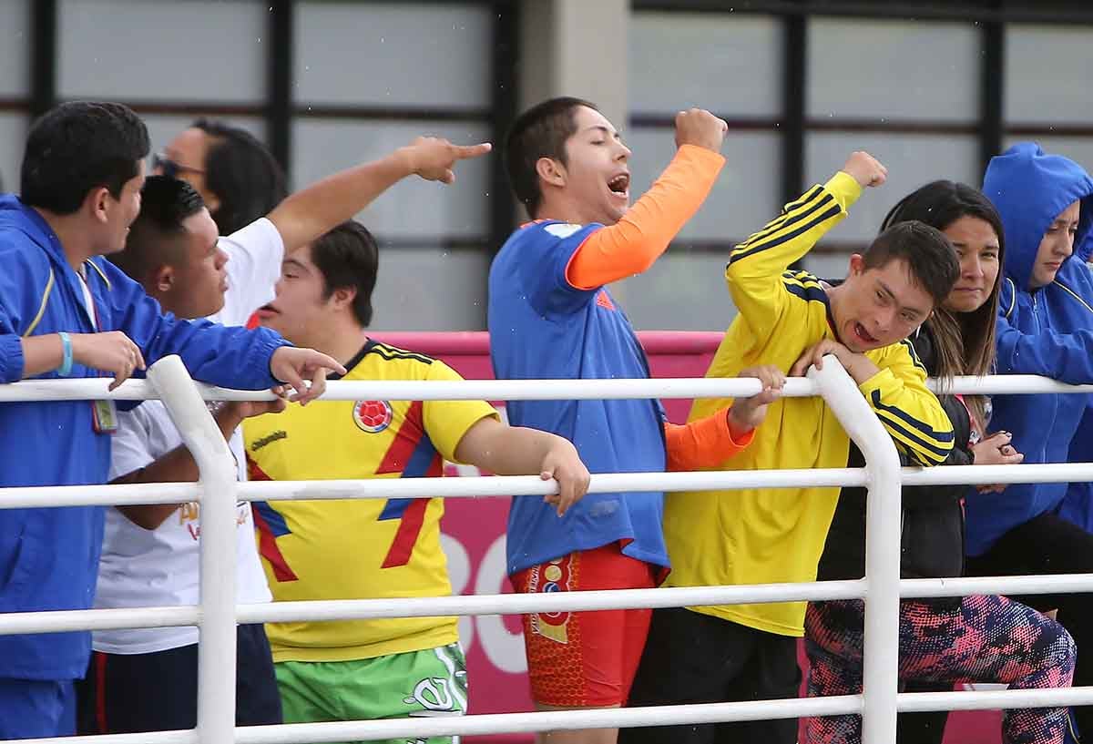 Desde las gradas, amigos y compañeros apoyaron a los deportistas 