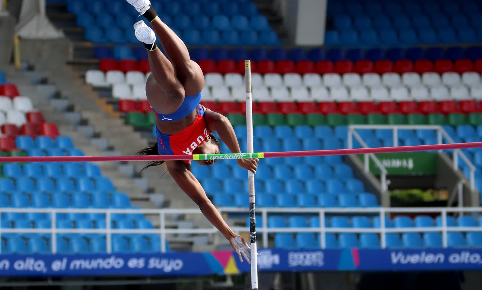 Atletismo jueves 2 diciembre salto con garrocha y lanzamiento martillo