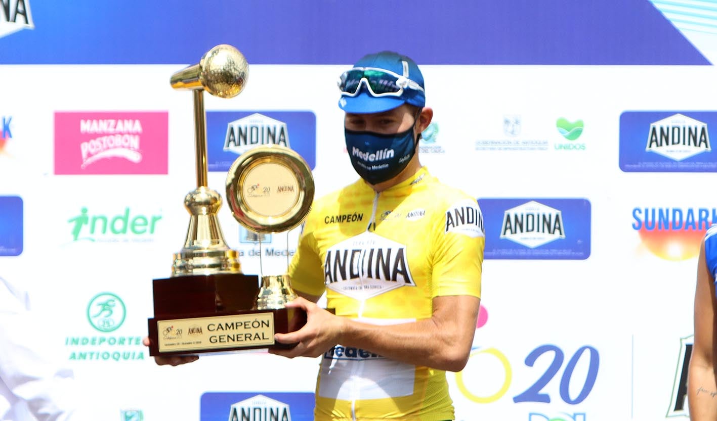 Léider Preciado haciendo las veces de técnico de Santa Fe