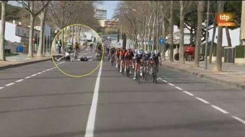 Impactante caída masiva en la Vuelta a Cataluña