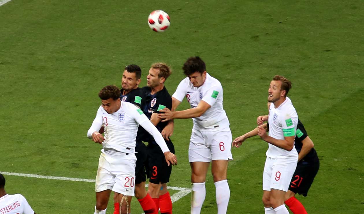 Los jugadores de Inglaterra en un tiro de esquina ante Croacia 