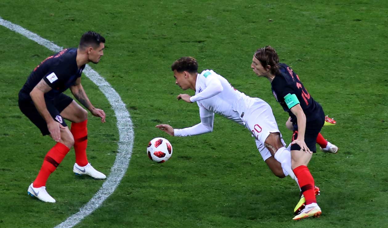 Dele Alli es derribado por el croata Luka Modric