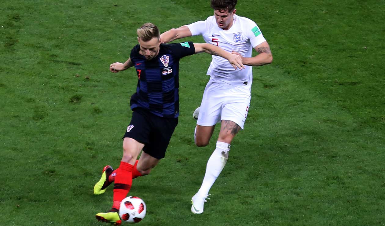 Ivan Rakitic es asediado por la marca de John Stones