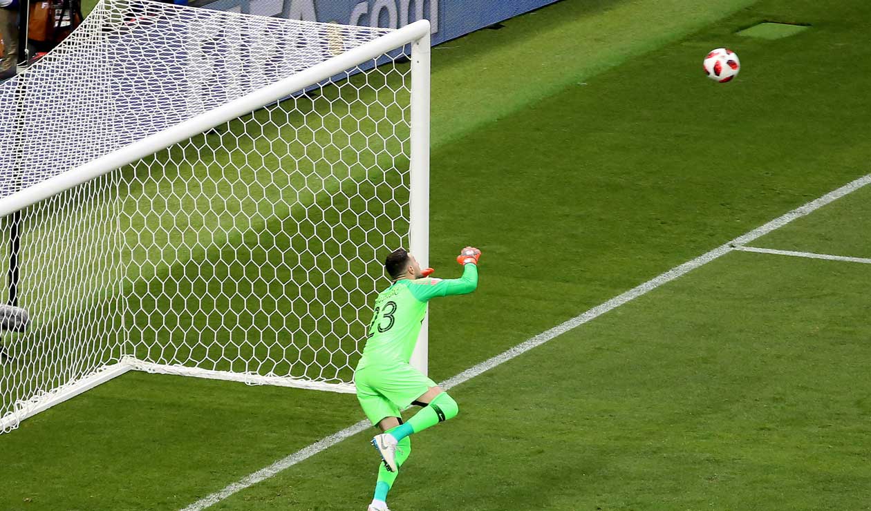 El arquero Danijel Subasic no alcanza a contener el disparo de Kieran Trippier