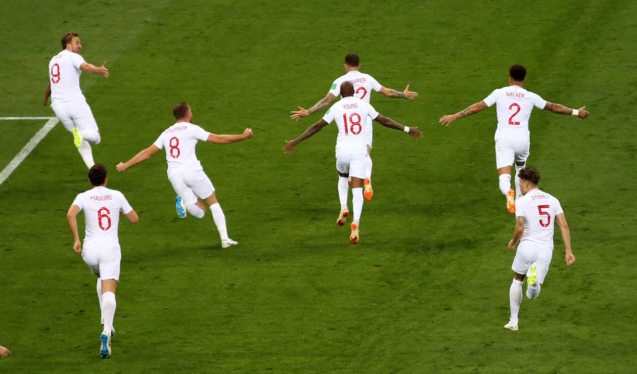 Los jugadores de Inglaterra celebran el gol de Kieran Trippier