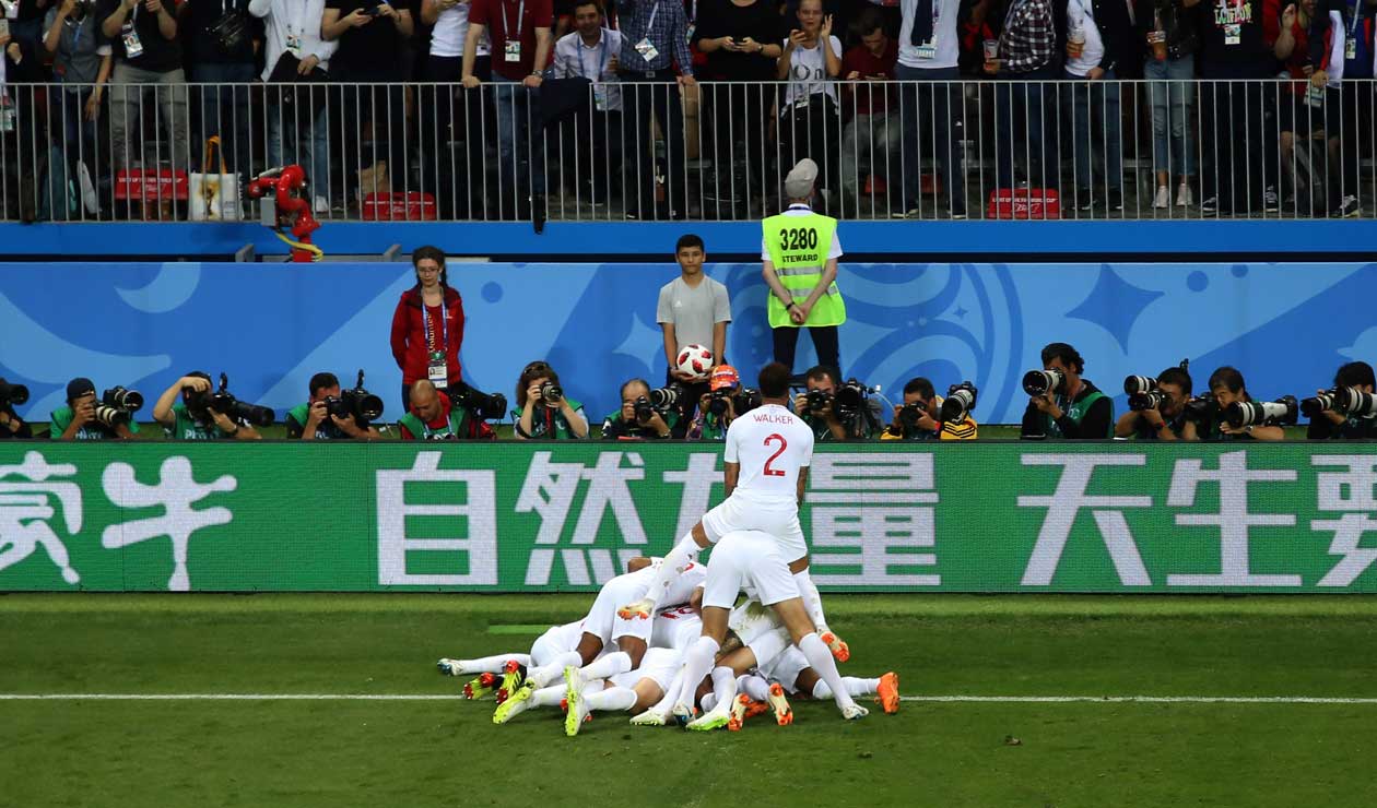 Los jugadores de Inglaterra celebran el gol de Kieran Trippier