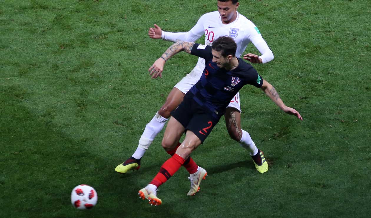 Sime Vrsaljko presionado por el mediocampista inglés Dele Alli