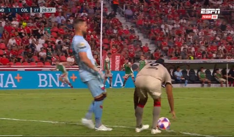 Insólito penalti en Independiente vs Colón