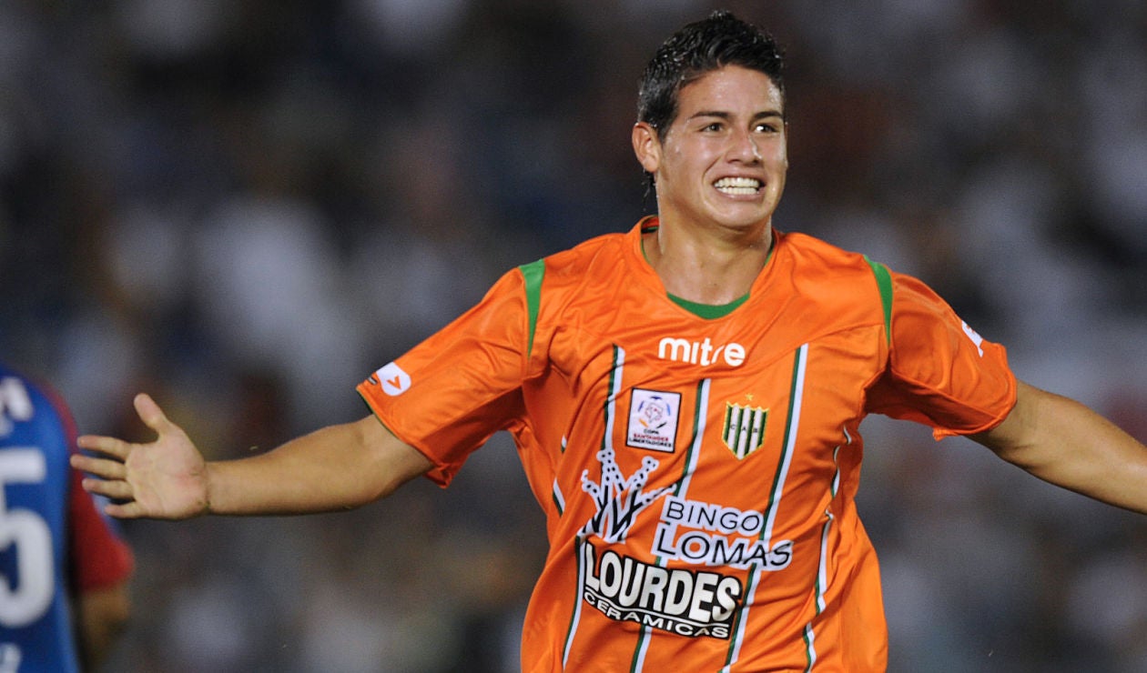 James Rodríguez celebrando con Banfield un gol en la Copa Libertadores de 2010. 