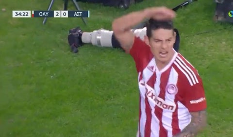 James celebrando gol con Olympiacos
