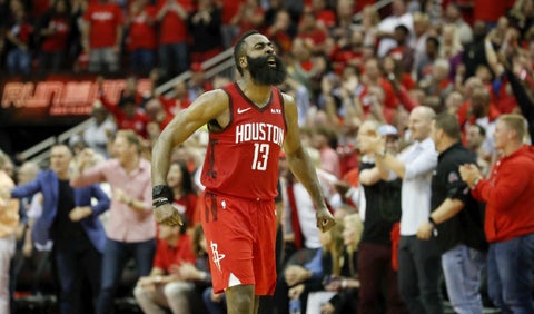 James Harden al momento de robarle el balón a DeMar DeRozan