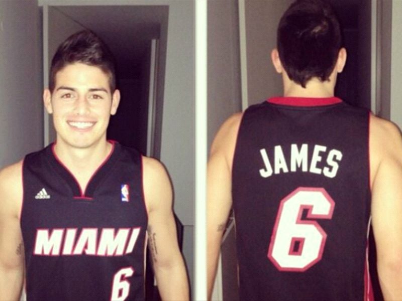 James Rodríguez con la camiseta de LeBron cuando jugaba en los Miami Heats