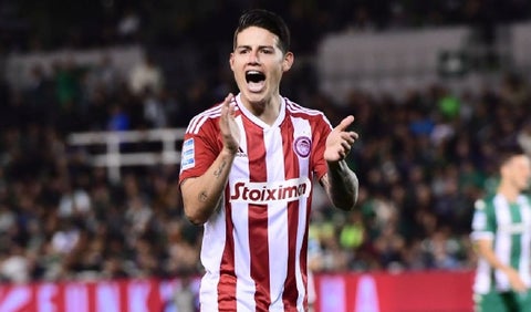 James en un partido del Olympiacos en Grecia