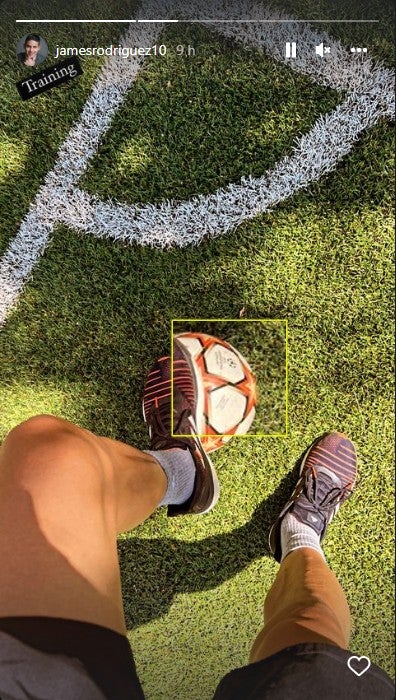 James Rodríguez con un balón de la Champions League