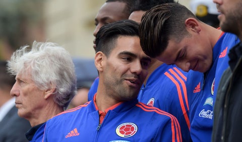 Falcao García le habla al oído a su compañero de Selección James Rodríguez