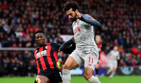 Jefferson Lerma en un balón disputado con Mohamed Salah