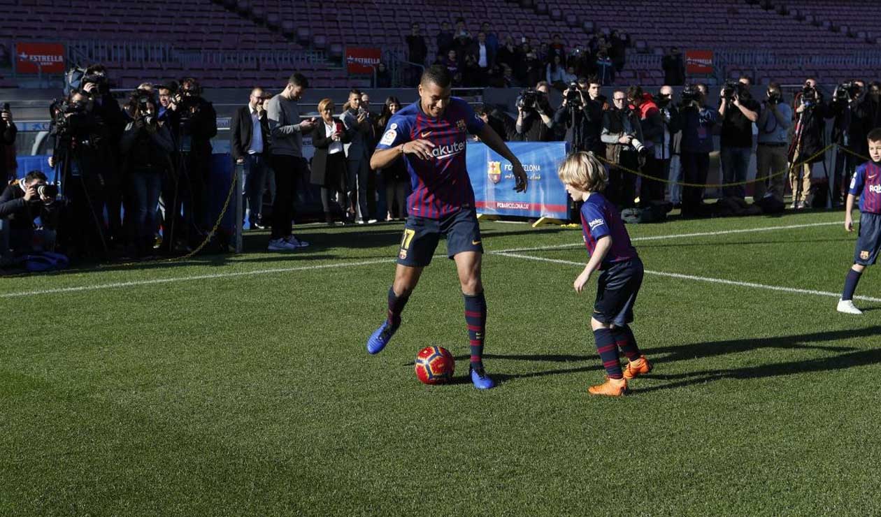 Jeison Murillo jugando con un niño en su presentación