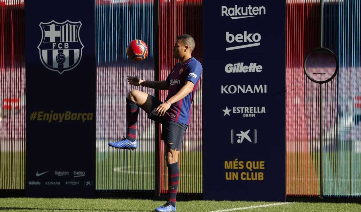 Jeison Murillo haciendo la 'veintiuna' ante la prensa
