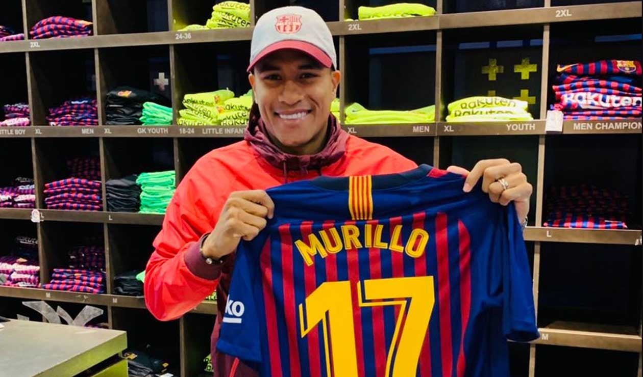 Jeison posando con su dorsal en el Barcelona