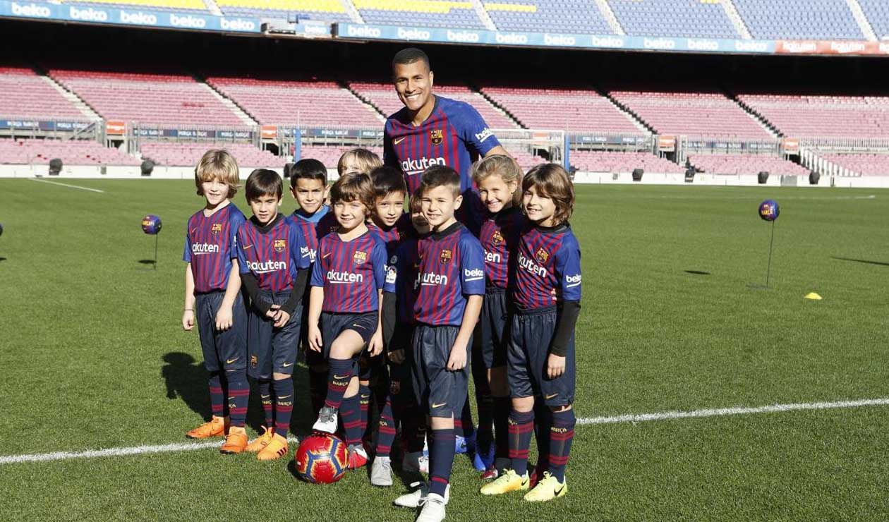 Murillo posando con niños de la cantera del Barcelona en su presentación