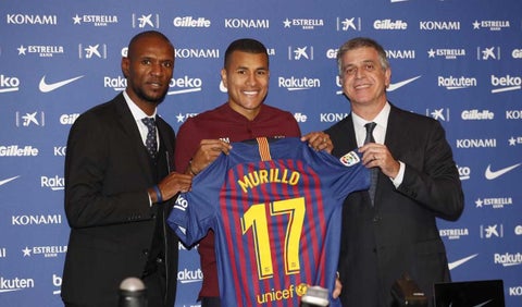 Jeison Murillo mostrando la que será su camiseta con el FC Barcelona