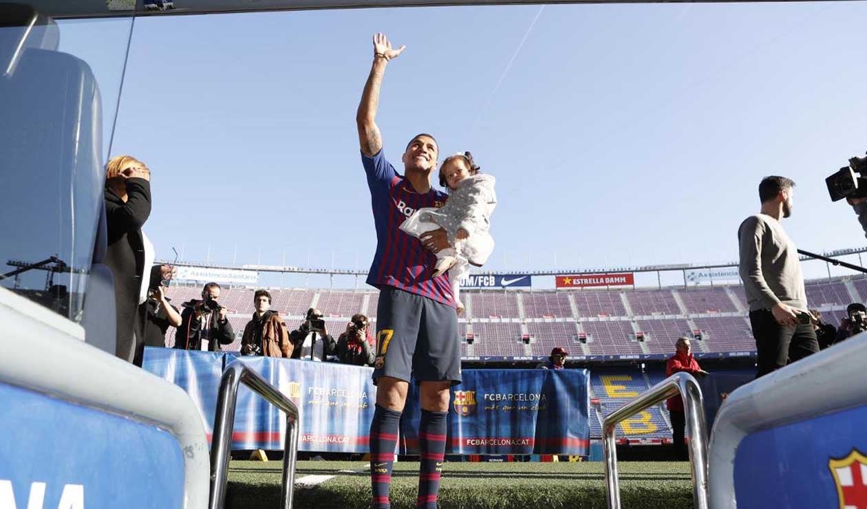 Murillo saludando a los hinchas y alzando a su bebé