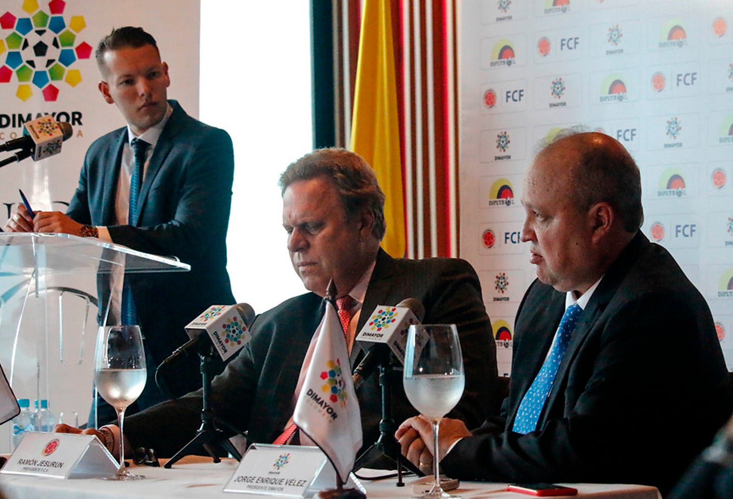 En la mesa: Ramón Jesurún, presidente de la FCF (izd) y Jorge Enrique Vélez, presidente de la Dimayor (der)