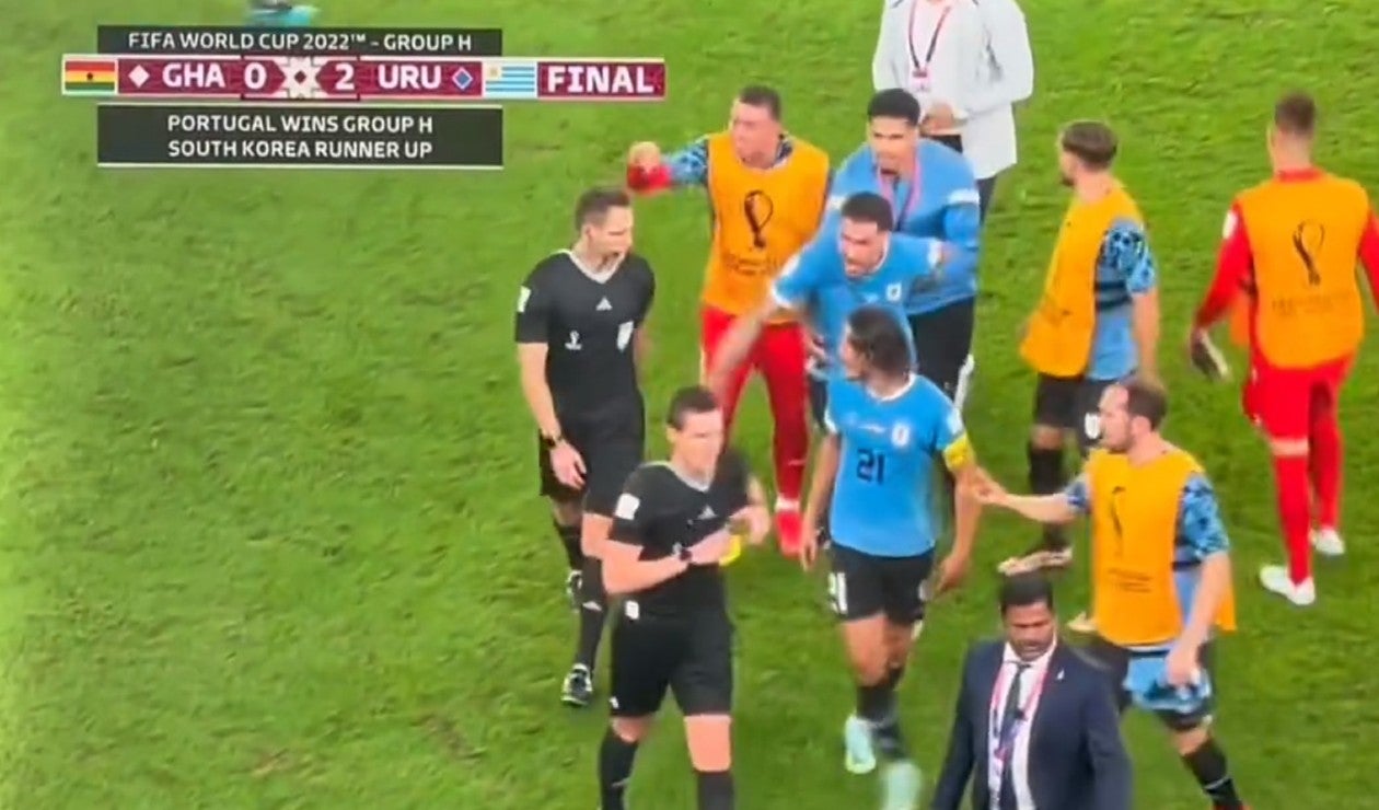 Jose María Giménez agrediendo a un agente FIFA en el Mundial de Qatar