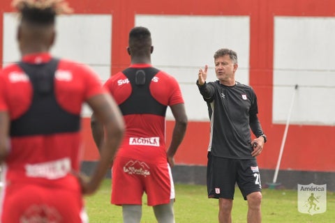 Juan Carlos Osorio dirigiendo el entrenamiento de América de Cali