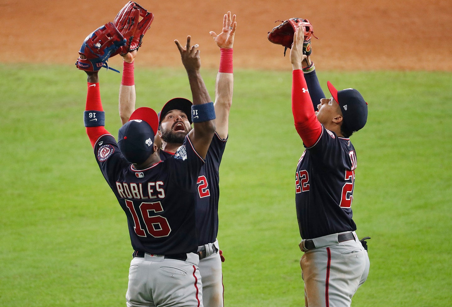 Los Nacionales de Washington celebrando su triunfo ante los Astros, en el primer juego de la Serie Mundial, en Houston