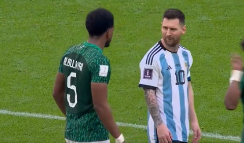 Jugador de Arabia se burla de Lionel Messi