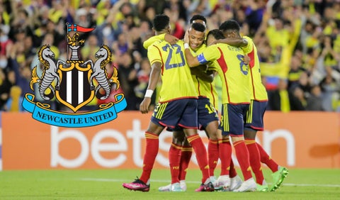 Jugadores de la Selección Colombia y escudo de Newcastle