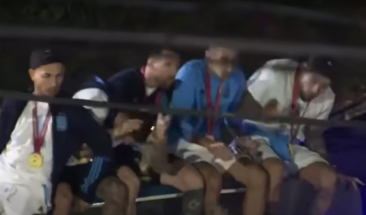 Jugadores de la Selección Argentina casi se caen en la celebración