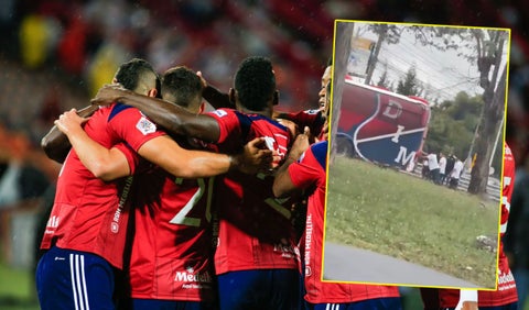 Jugadores del DIM empujando el bus