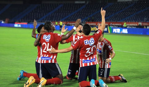 Junior confirmó su clasificación entre los ocho.