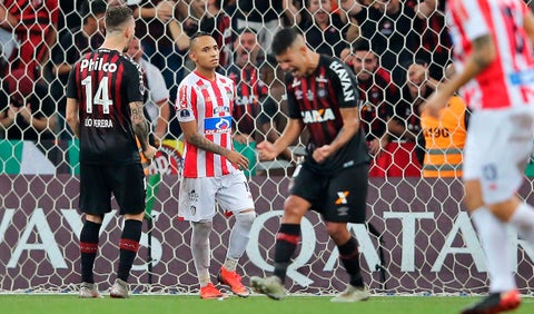 Jarlana Barrera lamentando haber desperdiciado el penal ante Atlético Paranaense