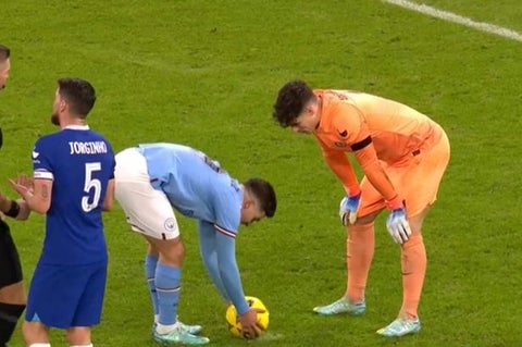 Kepa Arrizabalaga hablándole a Julián Álvarez en el Manchester City vs Chelsea por la FA Cup