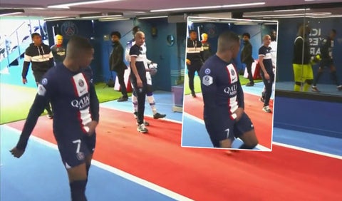Kylian Mbappé tocándose los genitales