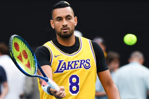 Kyrgios entra a la cancha con la camiseta de Kobe Bryant