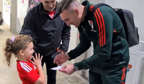 La reacción de una pequeña hincha de River cuando conoció a Armani