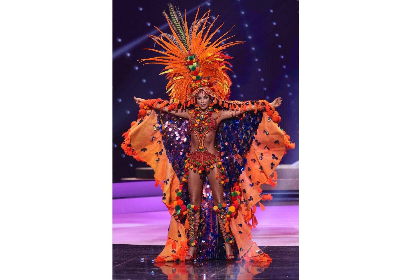 Desfile en traje típico de Laura Olascuaga en Miss Universo