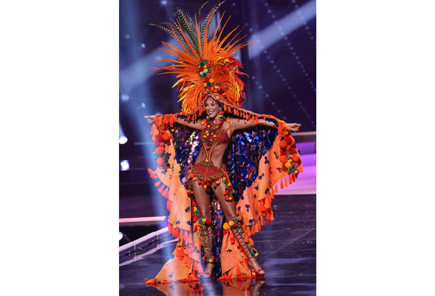 Desfile en traje típico de Laura Olascuaga en Miss Universo