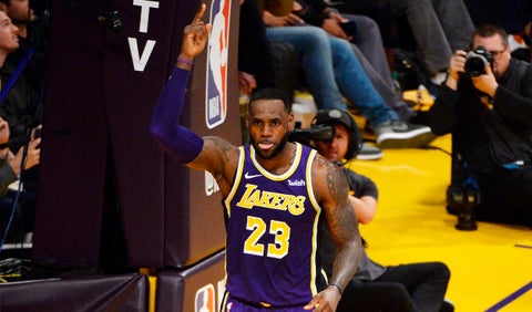 LeBron James celebra haber superado a Michael Jordan en puntos anotados en la NBA