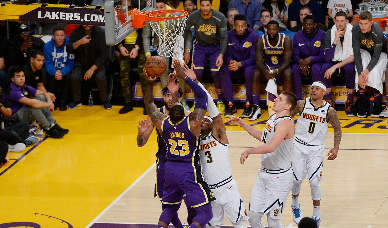 Momento en el que LeBron James anota la cesta para superar en puntos a Michael Jordan