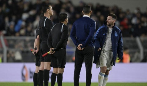 Lionel Messi y Wilmar Roldán tras un partido