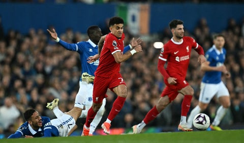 Liverpool sufre en Premier: clásico ante Everton tuvo que ser aplazado
