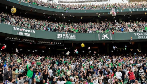 Lluvia de peluches en el estadio Benito Villamarín