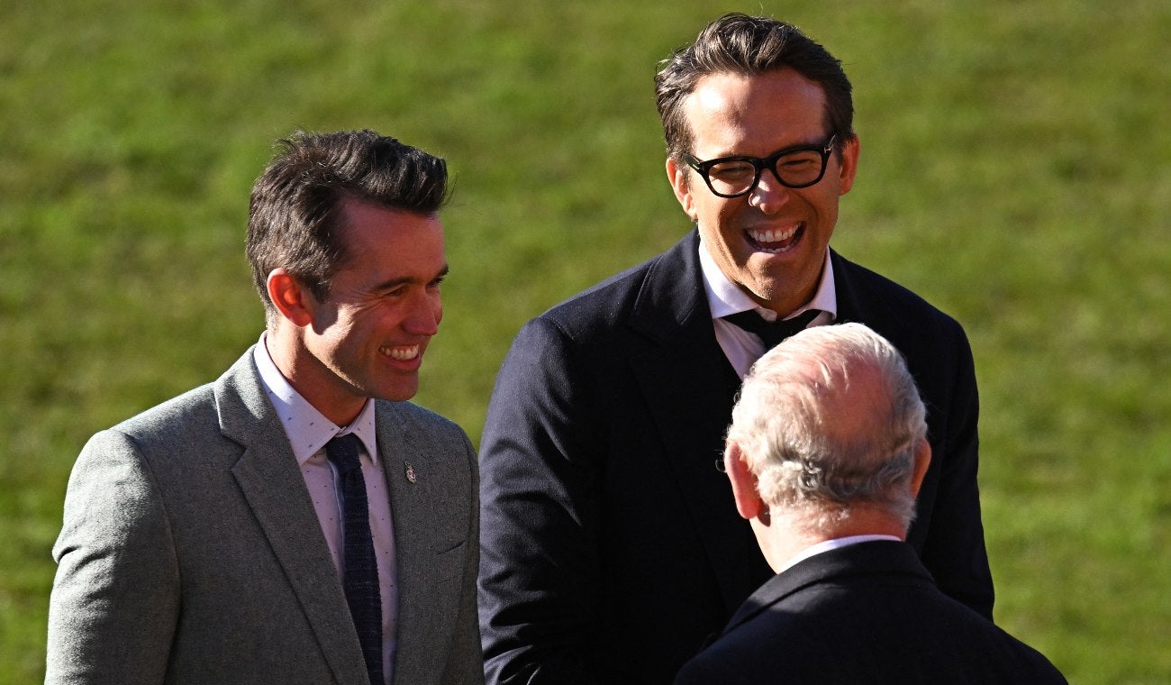 Los actores Ryan Reynolds y Rob McElhenney con el rey Carlos III