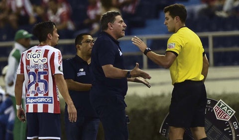 Luis Fernando Suárez, técnico del Junior, protestando