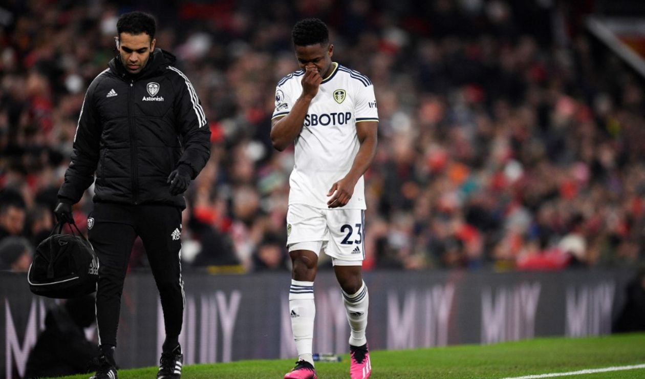 Luis Sinisterra salió lesionado en un partido del Leeds